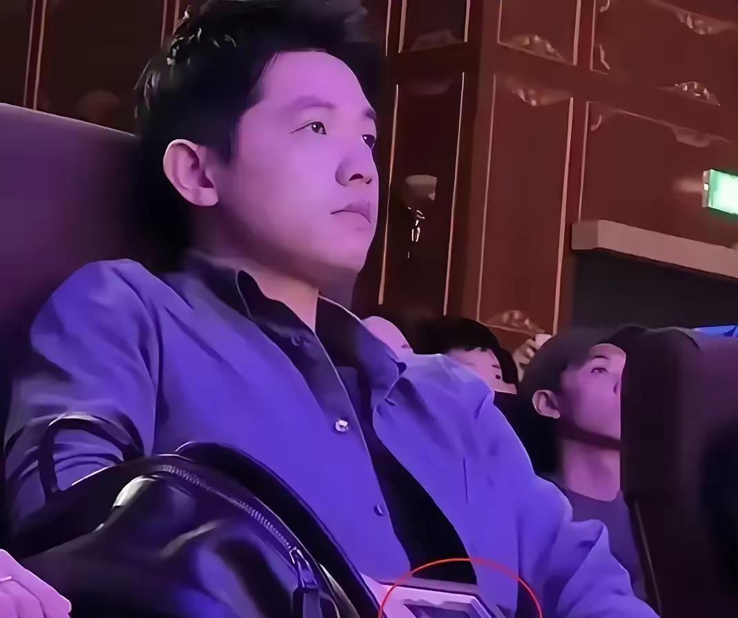“看哭了！”2025年谢家振，33岁，在妻子去世四个月后跳江了。走之前，他把她的