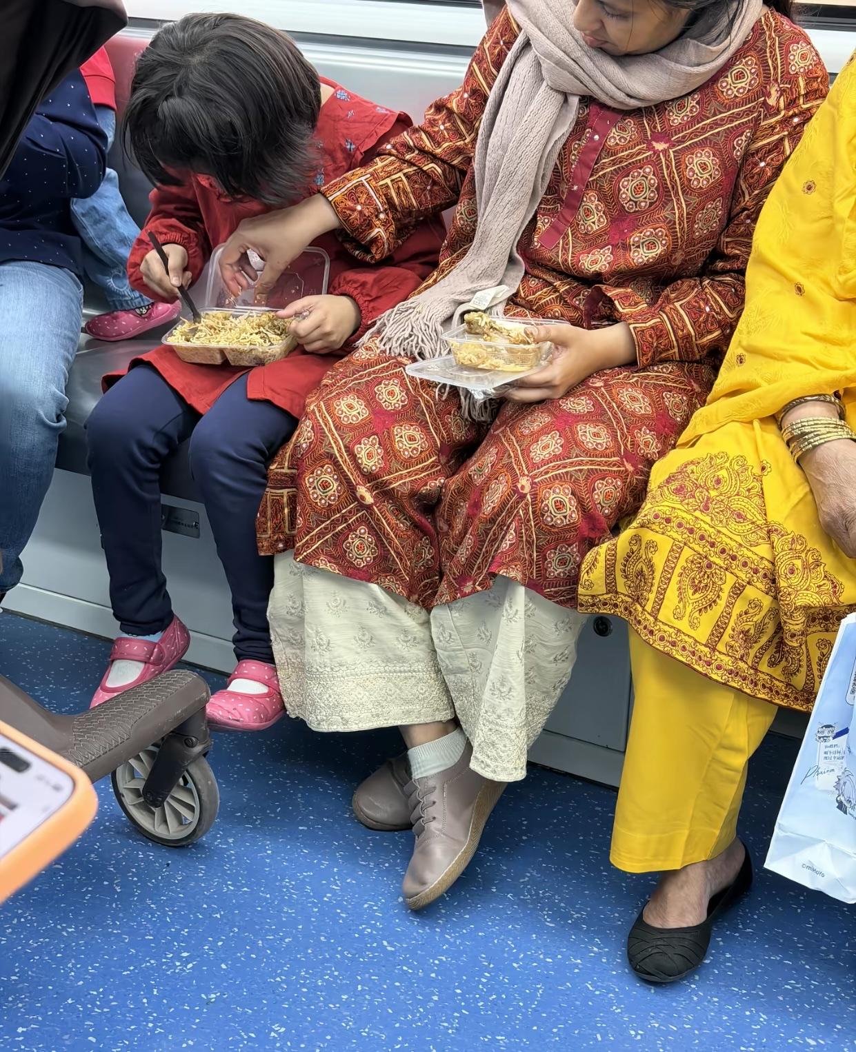 深圳地铁没想到、安全员没想到、车上的乘客更没想到，印度三嫂带着孩子水灵灵地在地铁
