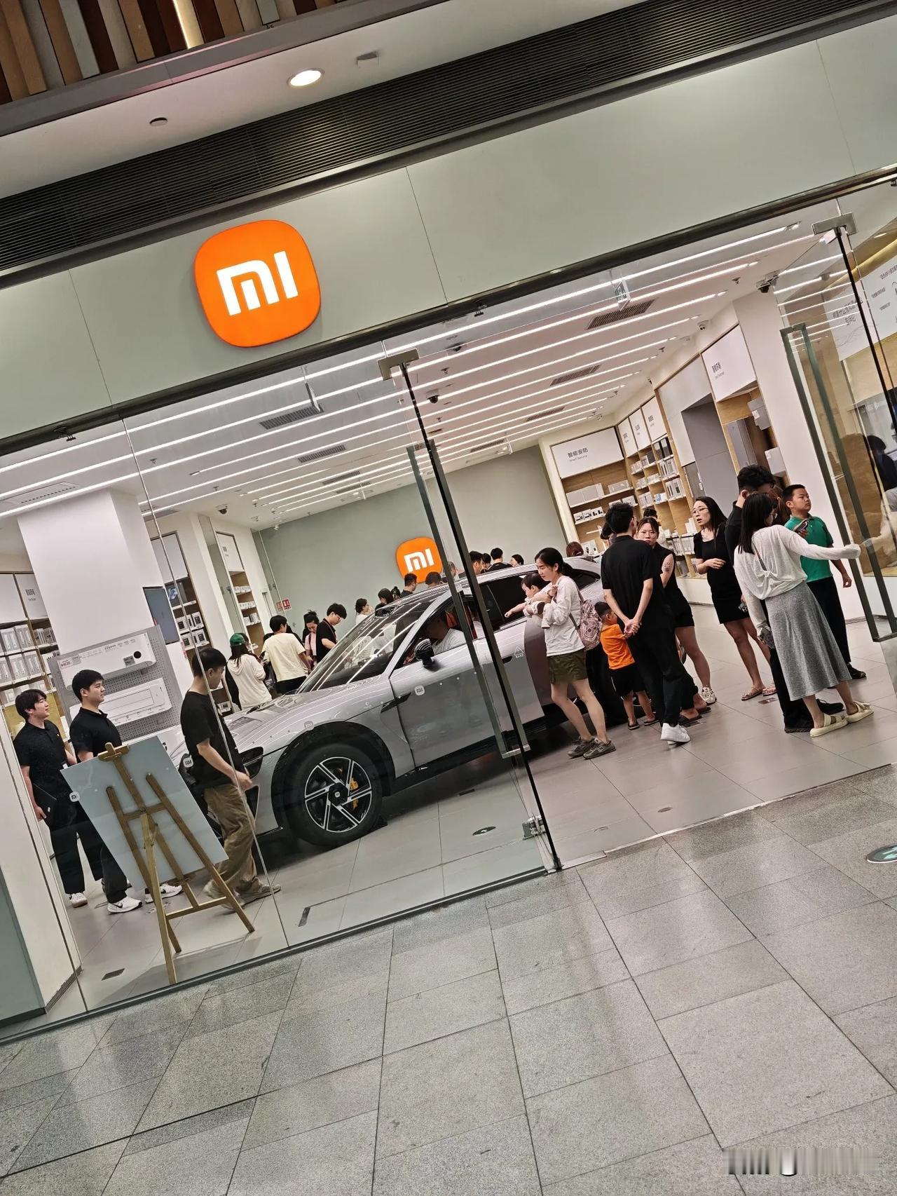 两店相邻仅五十米​小米YU7门庭若市，极氪则……​想想办法啊赶紧！小米YU