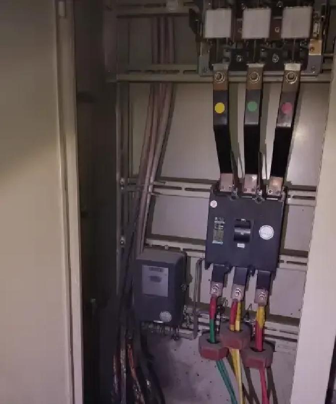 车间电缆春节空转突然炸成烟花，领导把值班电工叫去问话，查了半天也没给个说法。