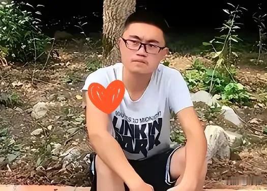 高考前两天，父亲在陈亮怀里断了气。这个四川绵阳秀水中学的少年没掉一滴泪，在殡仪