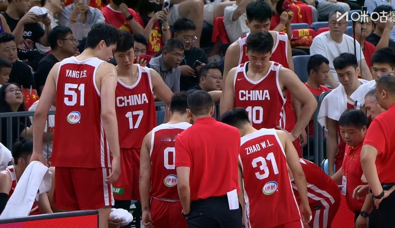 男篮世预赛热身赛，中国男篮65—60荷兰男篮，在NBA练极一年的杨瀚森首发登