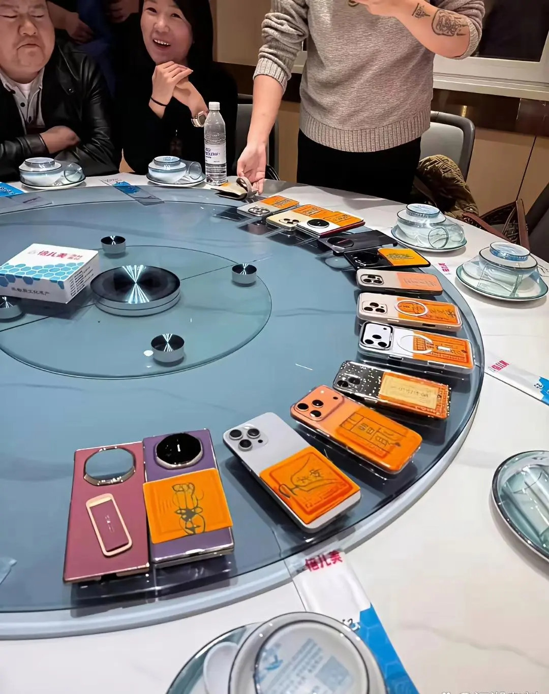 原来有钱人都用苹果和华为