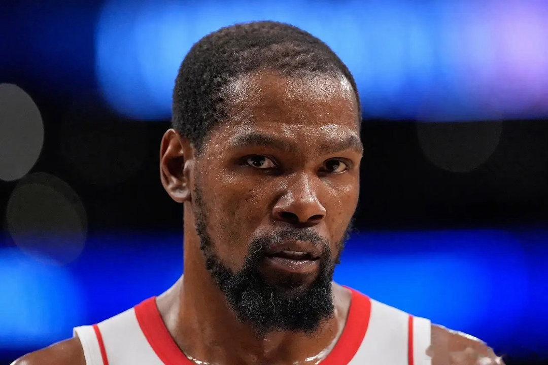 坐拥9亿美金身家的NBA超级巨星杜兰特，在大众印象里坐拥顶级财富与名气，生活却朴