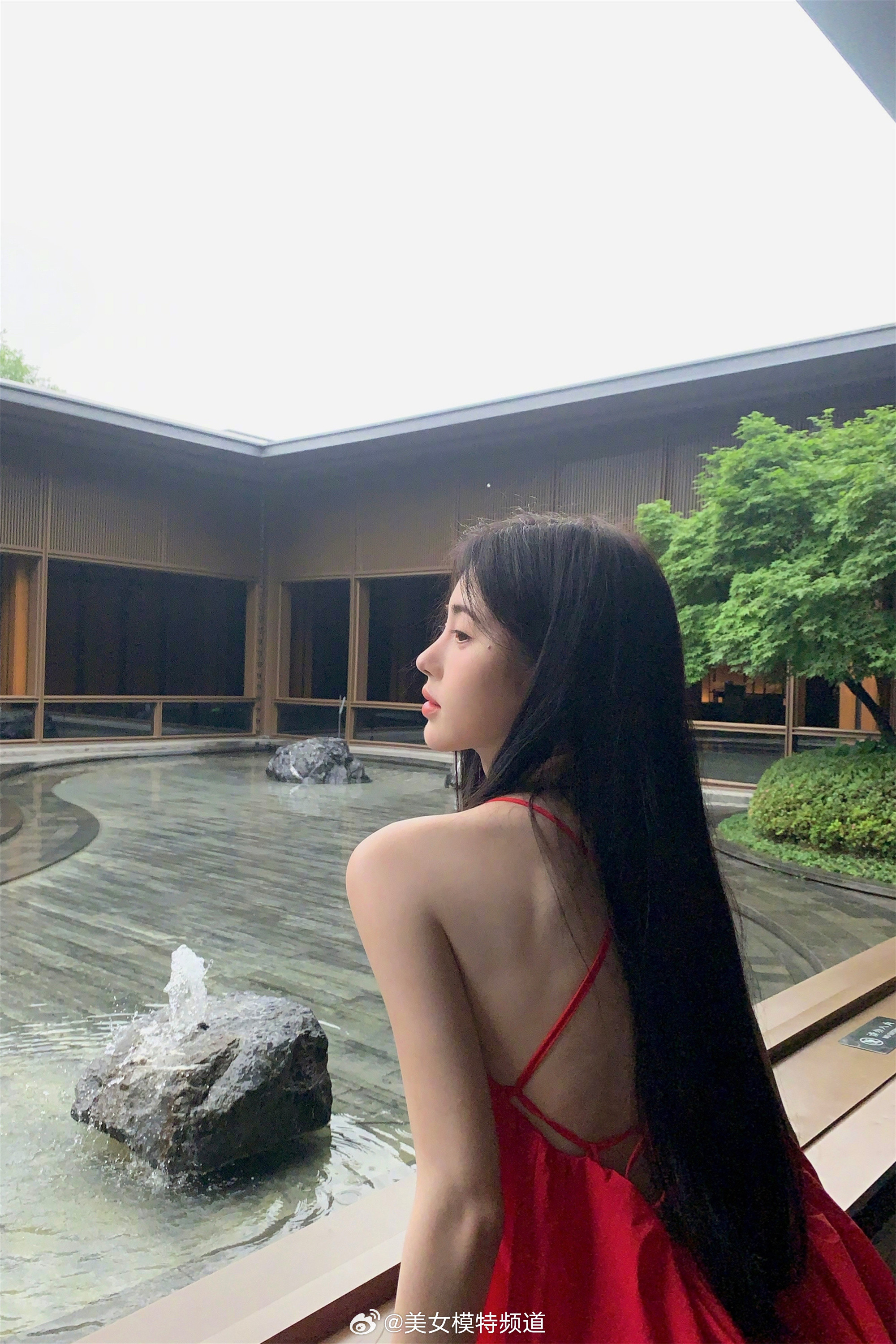 鞠婧祎精致的红裙子​​​