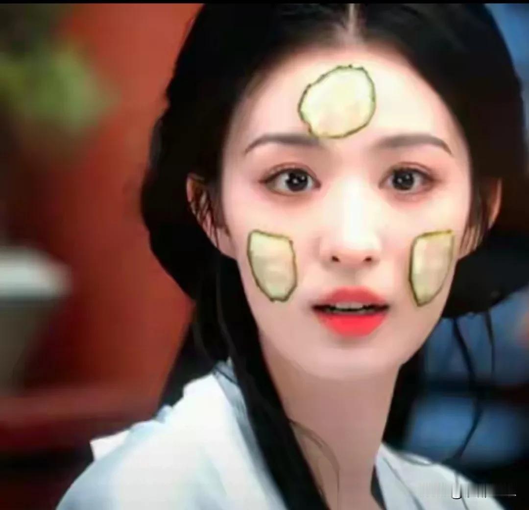 三片黄瓜炸翻热搜，娱乐圈新话题这么省料了？王楚然新剧里一个贴黄瓜片的镜头，居