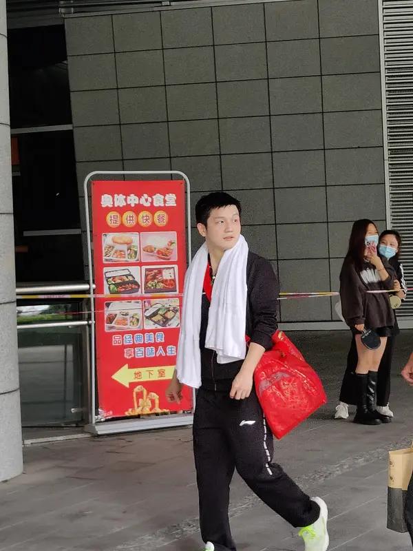 这个判断主要基于以下几点：首先，从硬实力来看，樊振东的技术体系堪称当今男子乒