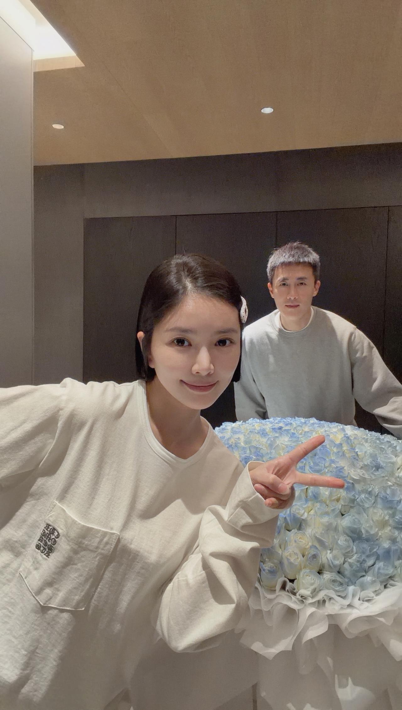 2月14日，王灿兮晒与杜淳合照，她剪了头发，收到了玫瑰花，被老公夸：“短发好看”