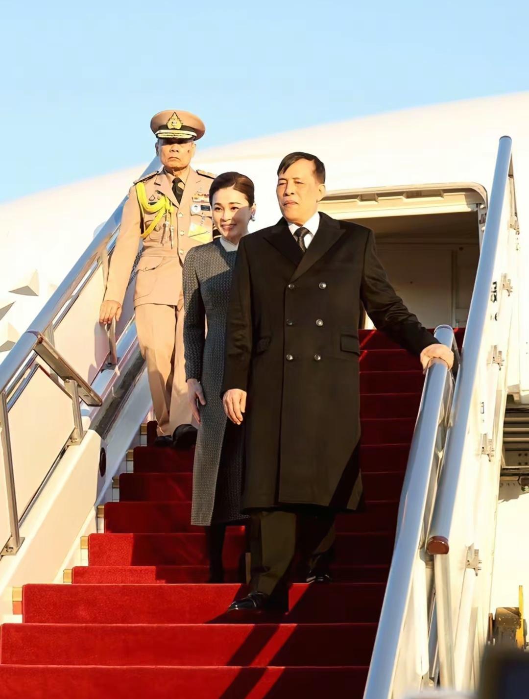 11月13日，泰王后苏提达陪同国王来中国了，不得不说，她的优雅形象让人印象深刻。