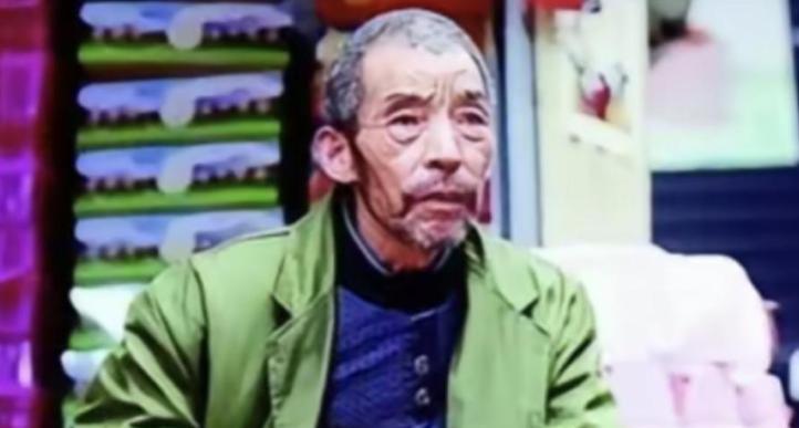 1992年武汉街头，光棍杨申林推着破车捡回俩女婴，20年后，这俩捡来的丫头一个成