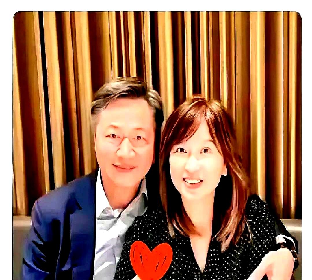 “先让玉琴飞”，这话真是顶。人家在节目上问他两岸的事，他就把手机搁那儿，