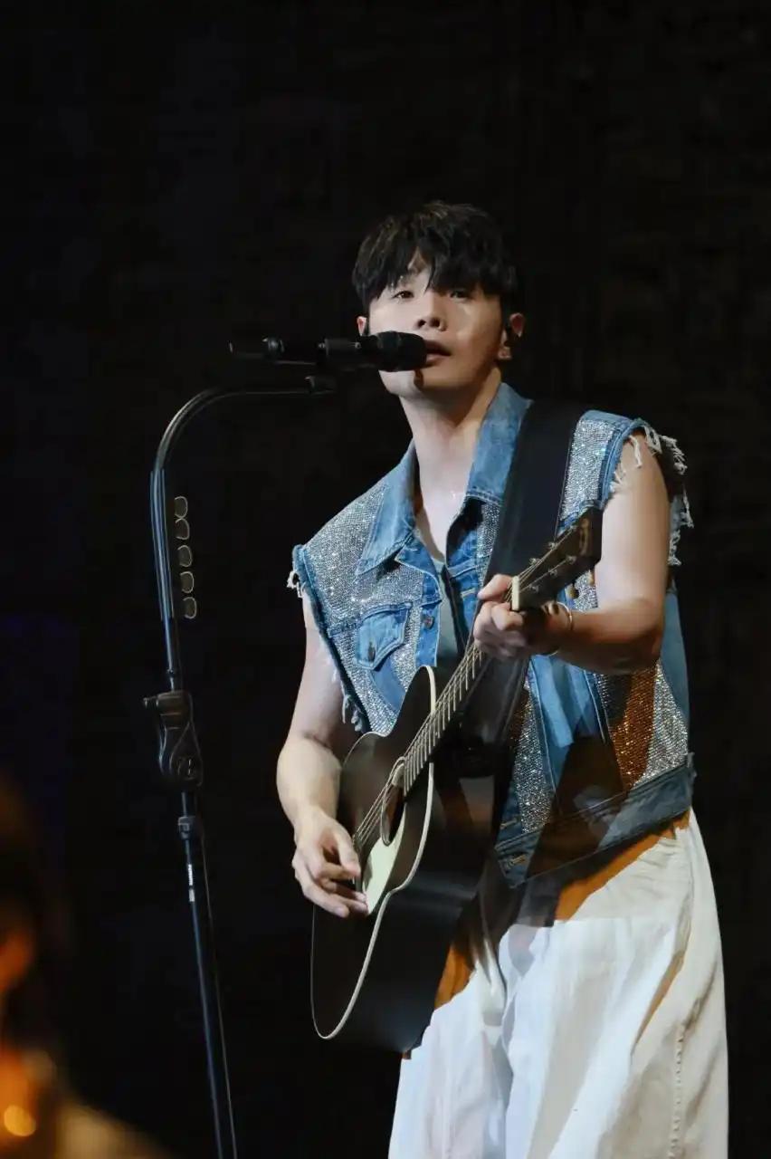 可近期，新生代歌手单依纯在个人演唱会上的一个举动，不仅打破了这份敬畏，更引发了一