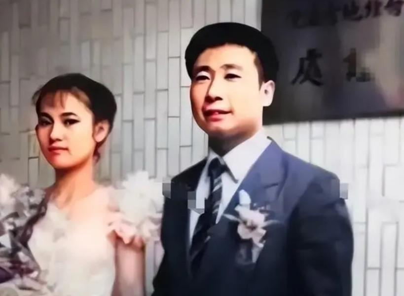 1983年，叛逃的空军王学成，于台湾举行婚礼，王学成在婚礼会场上，笑容灿烂，而夫