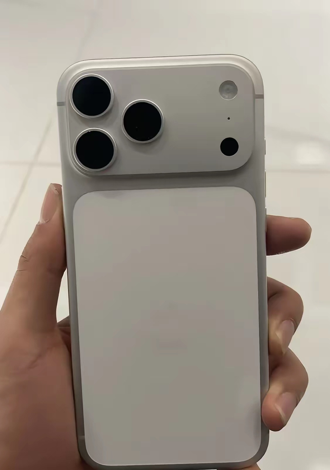 一下拿一万买一台iPhone17ProMax你可能觉得很贵，但是经过这样一