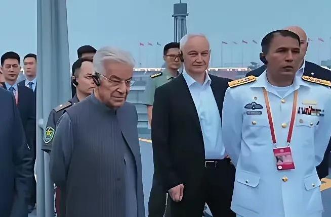 这次上合峰会在青岛召开，我军安排了各国代表上战舰参观！不是055，而是052d