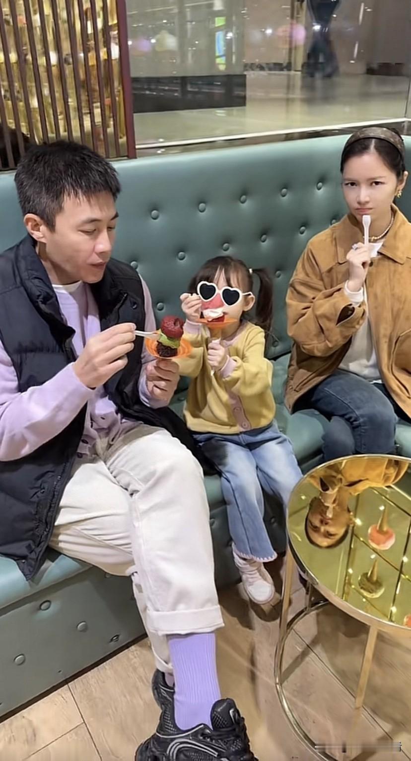 杜淳是妥妥的女儿奴，对女儿那是小心翼翼，就连老婆王灿看了都羡慕的不行，杜淳在家里