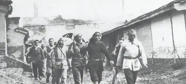 1955年，开封火柴厂一个叫田火的工人喝多了，对着姘妇吹牛：老子当年在东明杀过八
