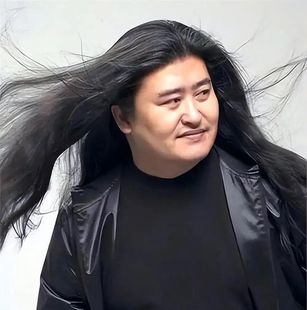刘欢去世了。一个人离开以后，人们很快会给他排好位置：著名歌手、音乐家、一个时