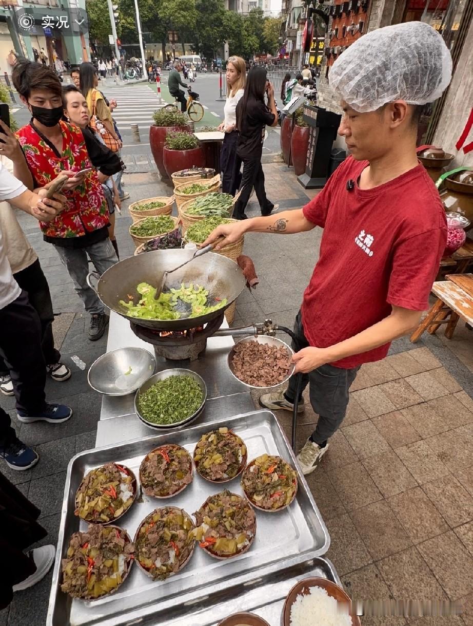 岭南天地惊现街头炒饭！这碗牛肉炒饭把我香到跺脚！家人们快冲岭南天地！居然藏