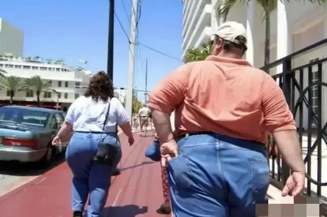 在美国，如果你看到一些身体肥胖、屁股很大、全身肉多的人，基本上可以确定是穷人；而