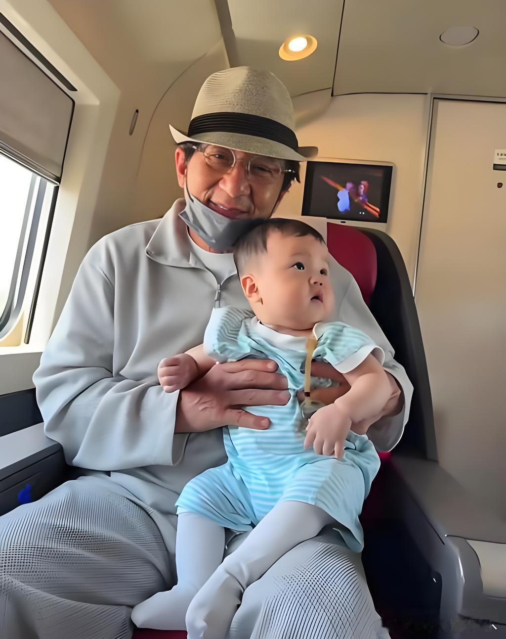 成龙在高铁上被偶遇，他虽然70岁了，但看起来很年轻，和民众们合照，非常的亲民！