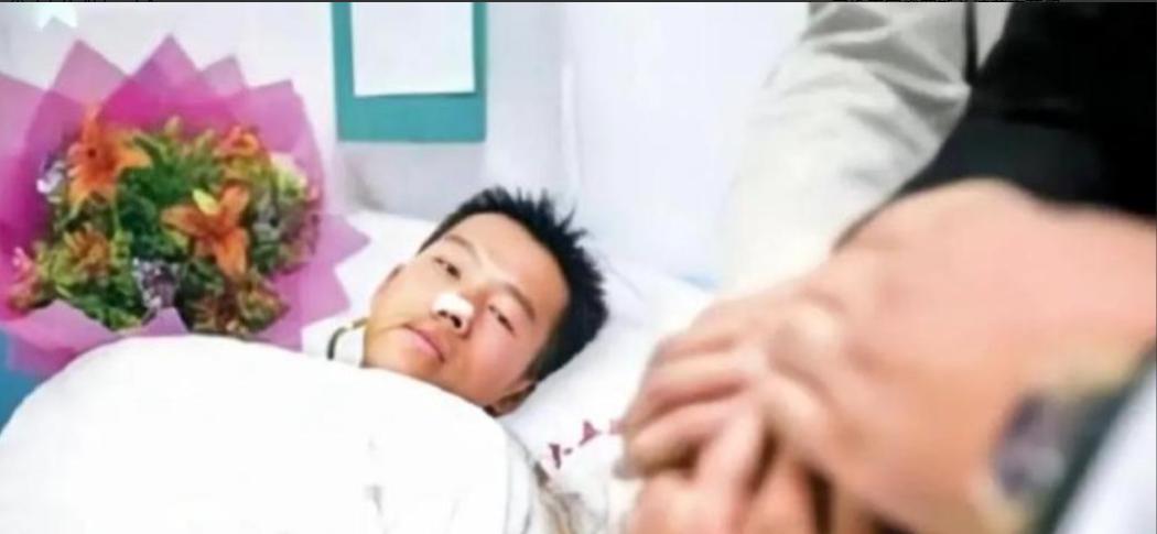 2003年，珠海街头有3名歹徒抢劫一名年轻女教师，就在女教师即将被三人侵犯之际，