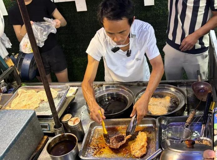 景德镇鸡排哥火到国外，现在却被骂“变了”？没笑脸、管不了黄牛就叫人设崩？可谁瞧