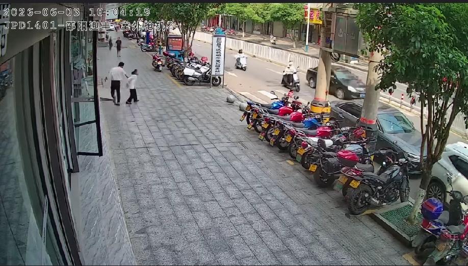 6月3日，湖南邵阳一处人行道上。一男子行经一名老人身旁时，无故抬手击打老人后背。