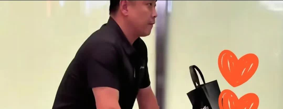 我刚刚去查了一下王皓这个人。不查不知道，一查就明白了。王皓在多哈工作