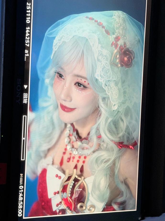 李一桐白玫瑰公主李一桐白玫瑰公主，唯一纯白的玫瑰花，白发头纱蝴蝶妆真给我狠狠美