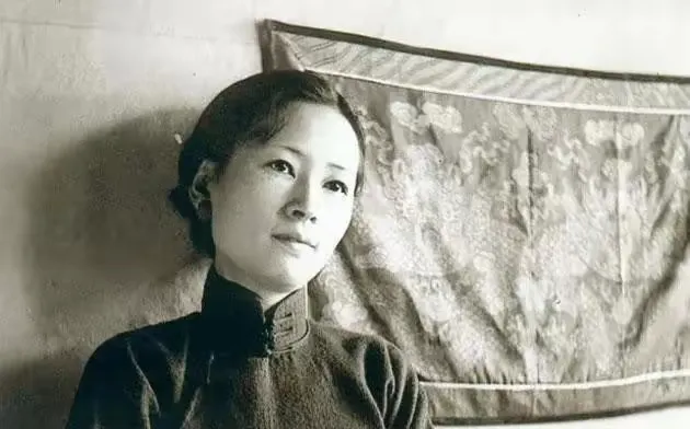 1949年，林徽因抱病设计国徽。可她设计出来的国徽，总是缺少了点什么，以至于多次