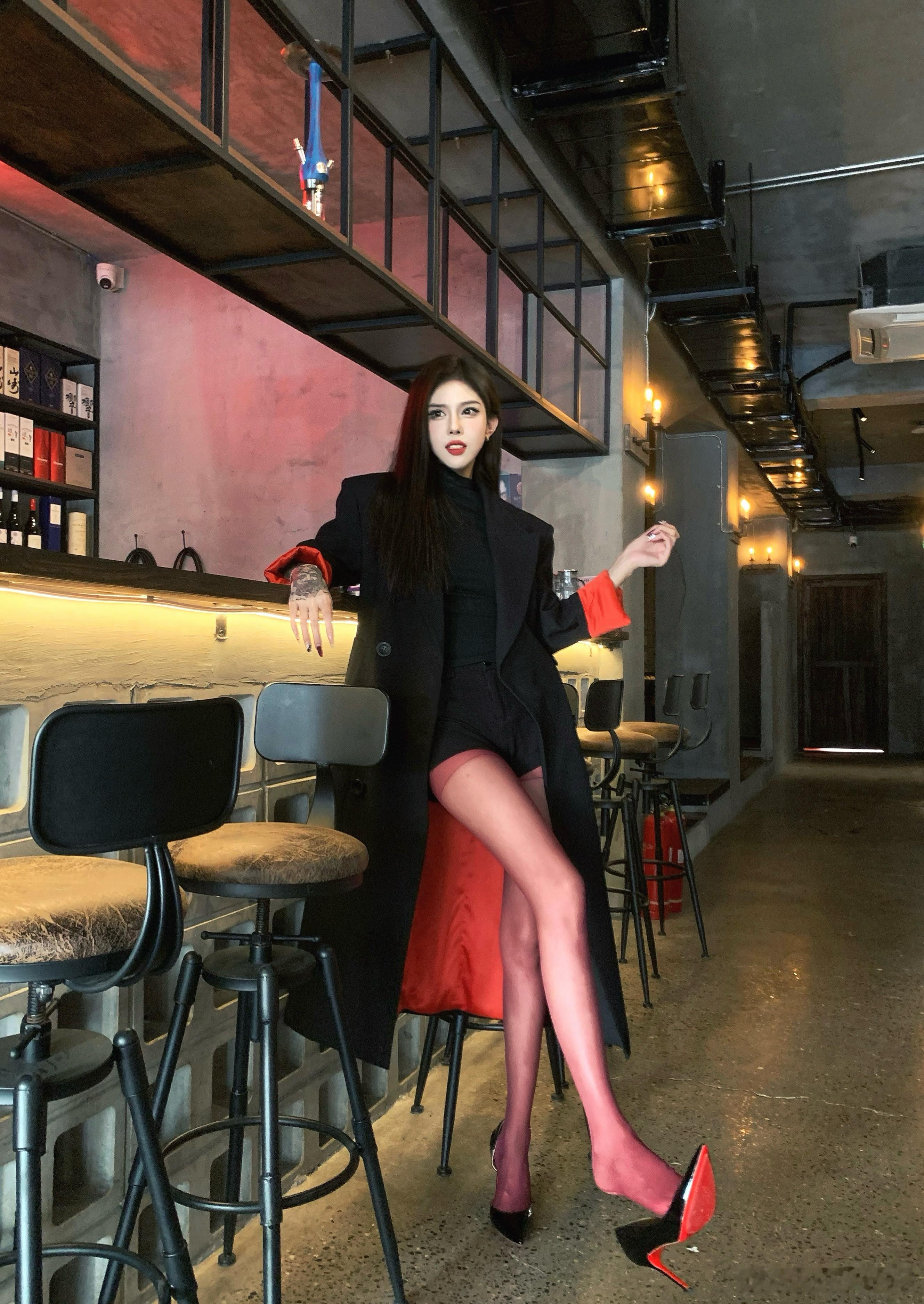 再说坏话就用我的红底高跟踩烂你的嘴​​​