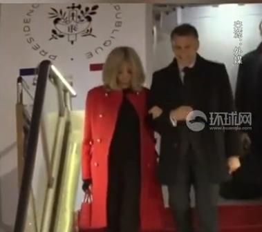 马克龙抵达北京正赶饭时据报道，法国总统马克龙携夫人布里吉特于12