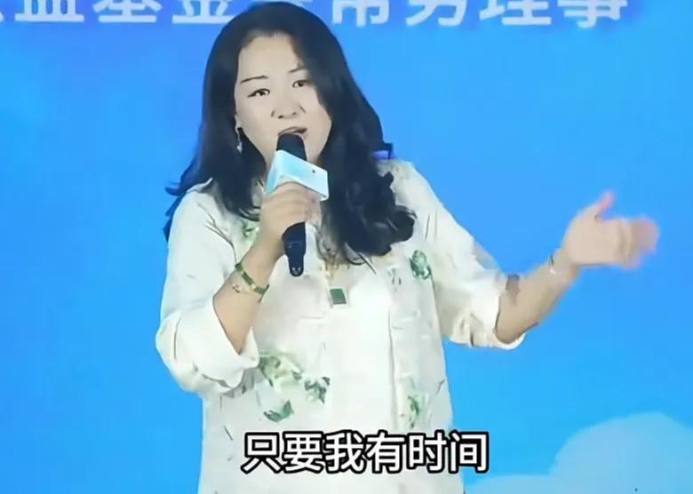 49岁沈傲君息影10年罕露面，身材发福贵妇范十足，老公是乾隆后人近日，49岁女