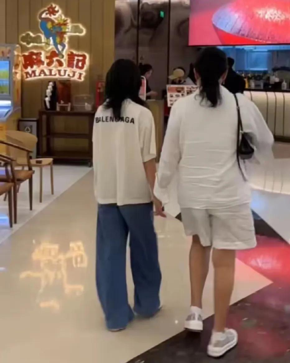 汪小菲一家人咋回事？张兰穿着清凉，马筱梅也是，都穿短裤。只有小玥儿穿着厚重的牛仔