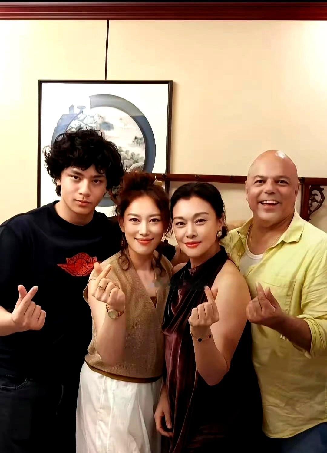 史可这次是和瑞士丈夫、混血儿子一起外出吃饭，镜头一落到小儿子身上，才知道什么叫“