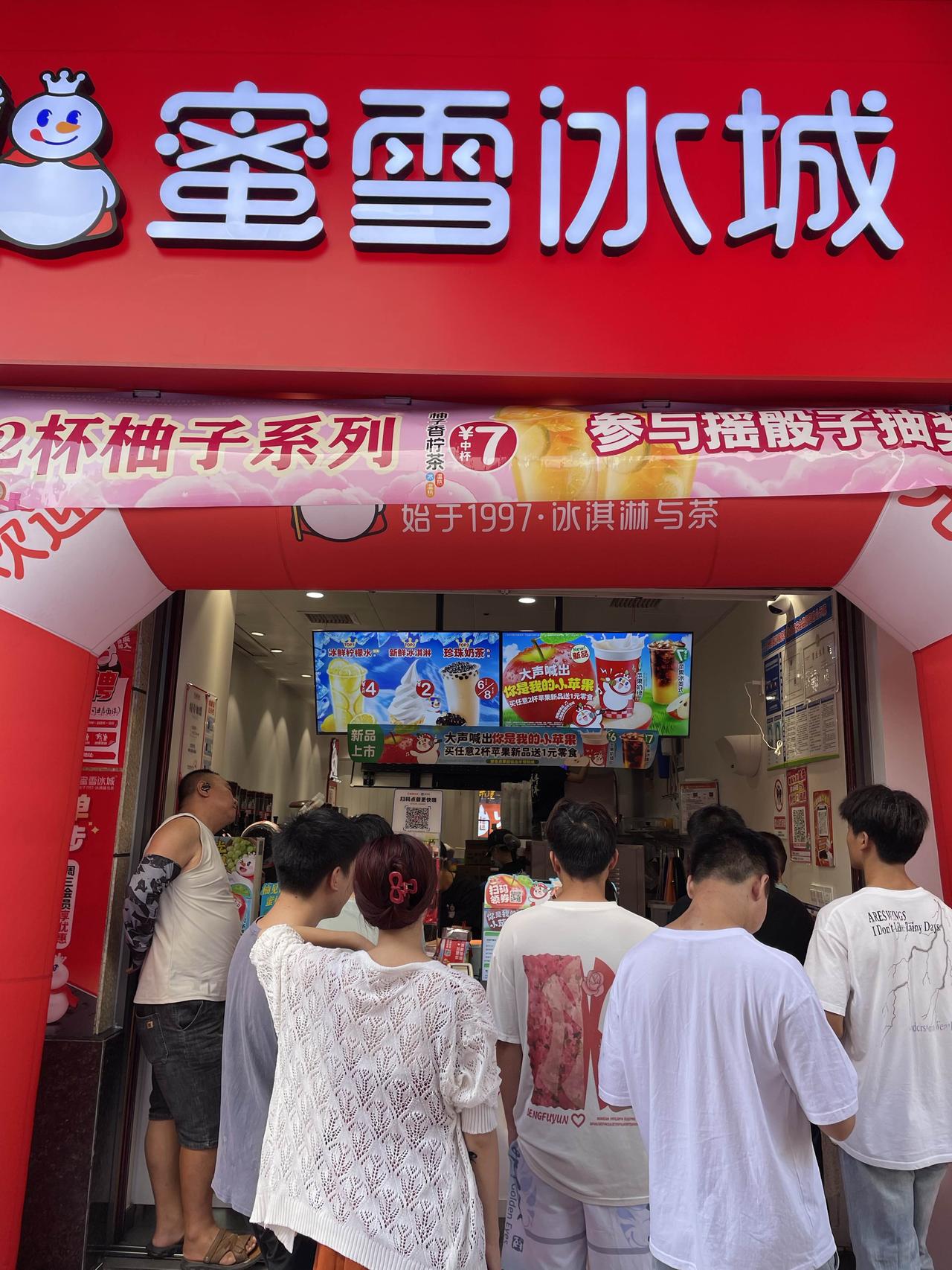 消费降级之后，县城生意最好的就是两个品牌，一个是蜜雪冰城，一个是瑞幸咖啡…年轻