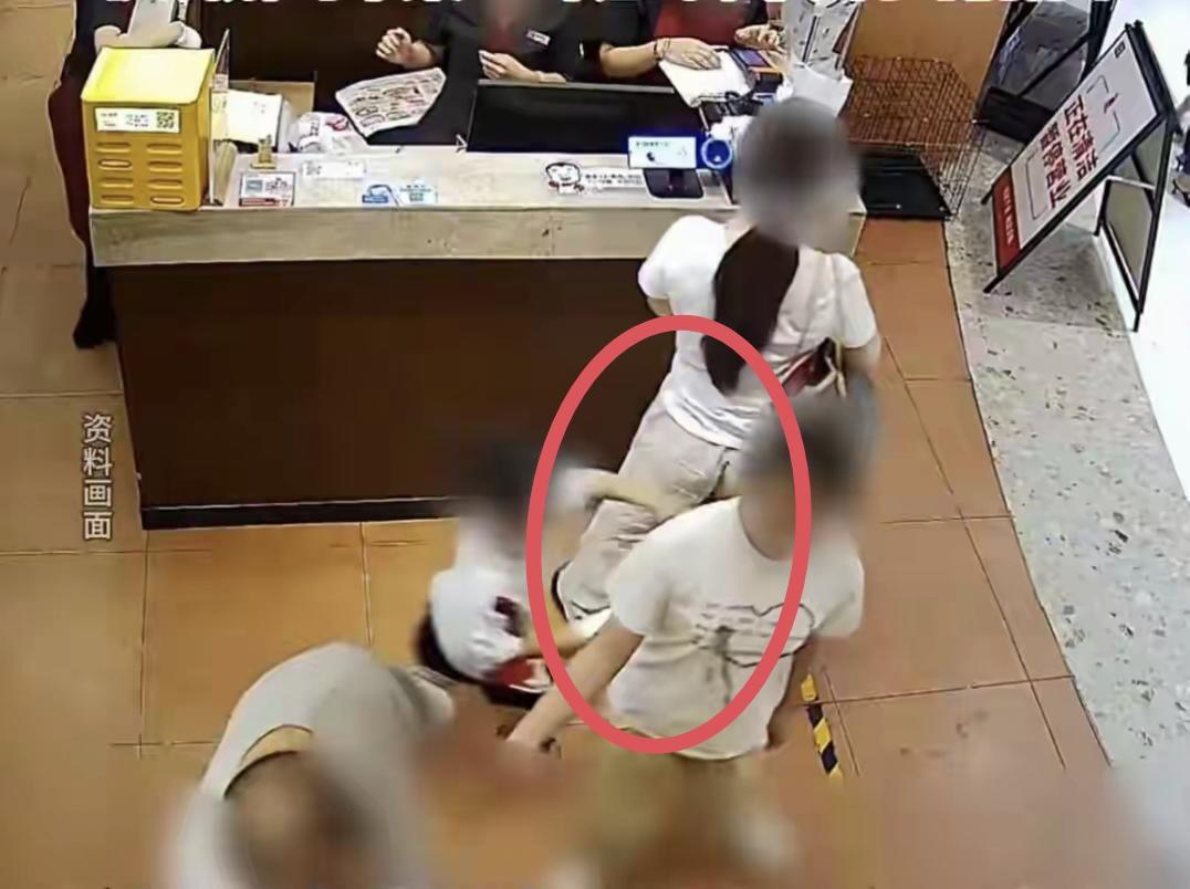 长沙这事儿我看明白了：一个4岁小孩在餐厅过道跑，人多挤一下，手无意蹭到女子的屁股