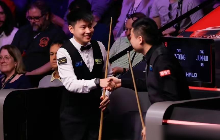 丁俊晖那记致命呲杆，哪是失误？简直是把枪递给了赵心童。第四局，他趴下瞄准，杆