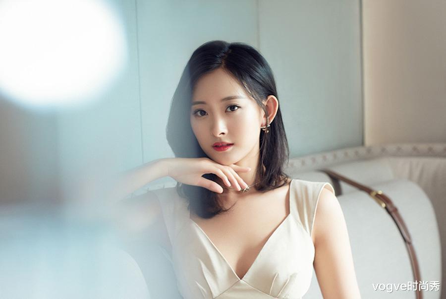 庆余年: “沈婉儿”终于脱下古装, 穿上V领长裙后, 观众沸腾了