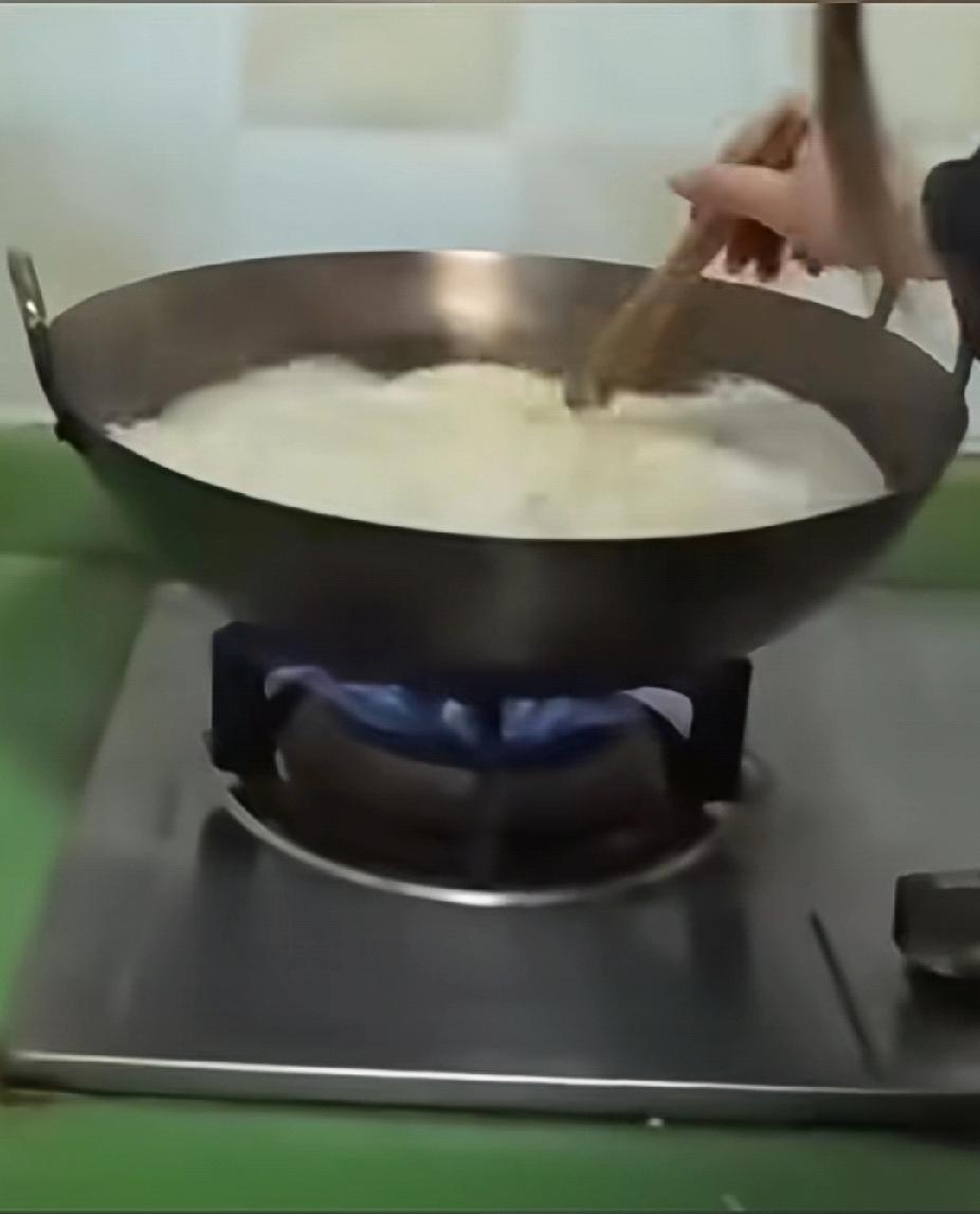 一包自带挂面的温暖！12月6日，重庆。外地送货大哥饿坏了寻热饭，奈何附近只有一家