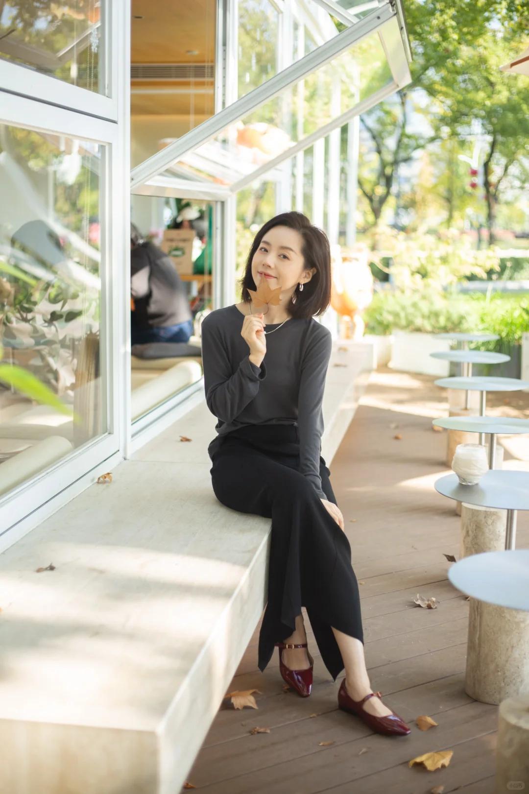 41岁短发中年少女的秋日格蕾系穿搭~深色系穿搭非常适合秋季，深灰色+黑色，用