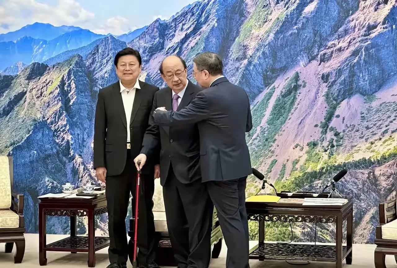 傅琨萁改变策略，从被动的防守转向主动的进攻，直接打柯建铭的牌，喊出这样的口号：大