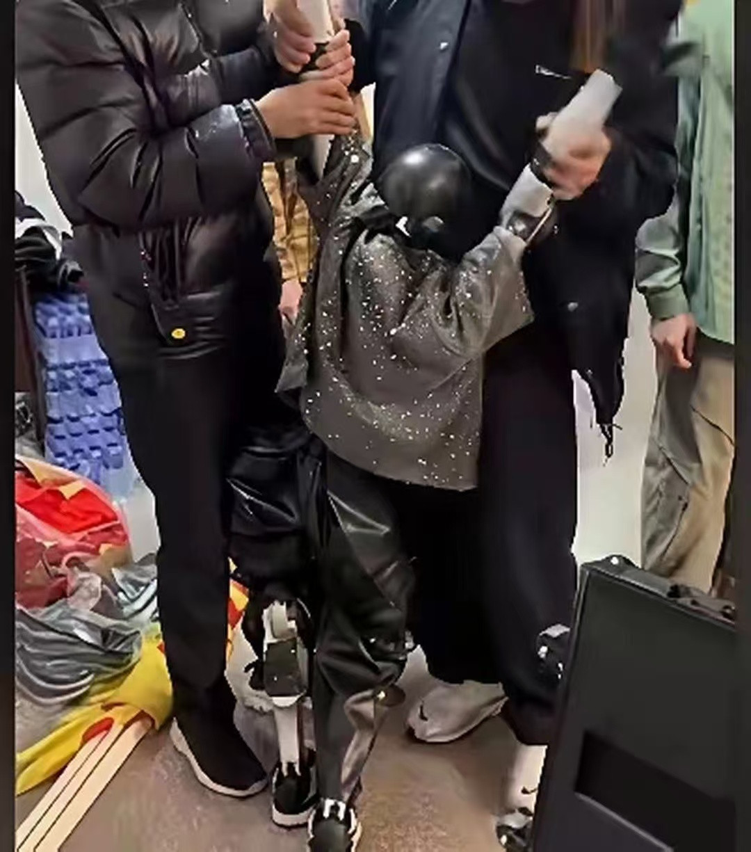 机器人上个春晚也太不容易了，一台机器上场还得配备4-5个人力随时随地候着，生怕硅