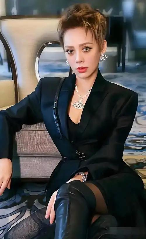 宁静：这小朋友我交了录制间隙，被小朋友塞了串小手链。他眼睛亮晶晶的递过来，