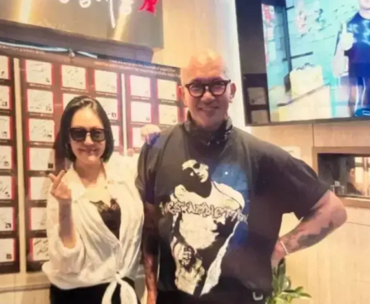 没想到大S离世才半年最恶心的一面出现了小S不是说悲痛欲绝走不出姐姐的阴影吗