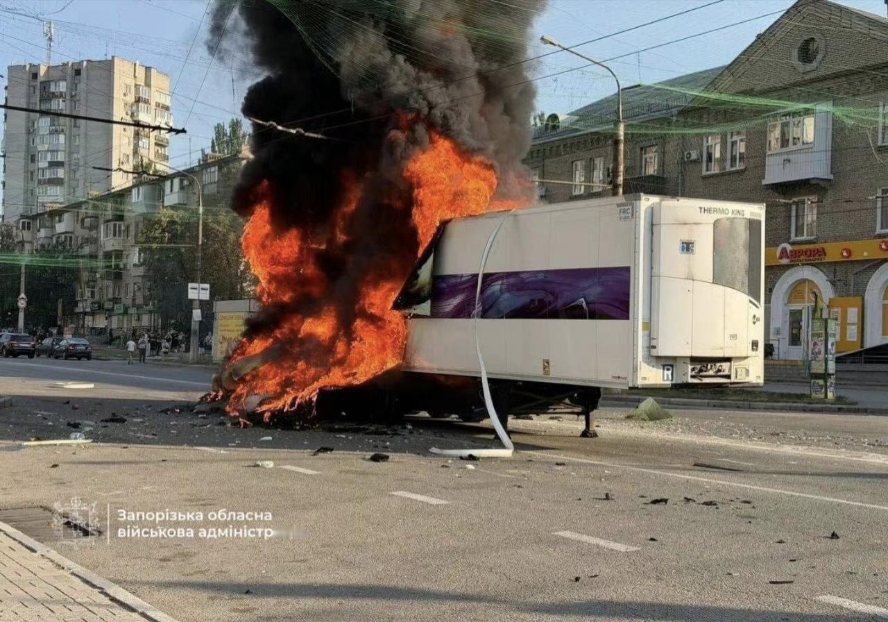 在乌控扎波罗热地区被俄军FPV摧毁的乌克兰货车。这类大货通常是为乌军服务的，所以