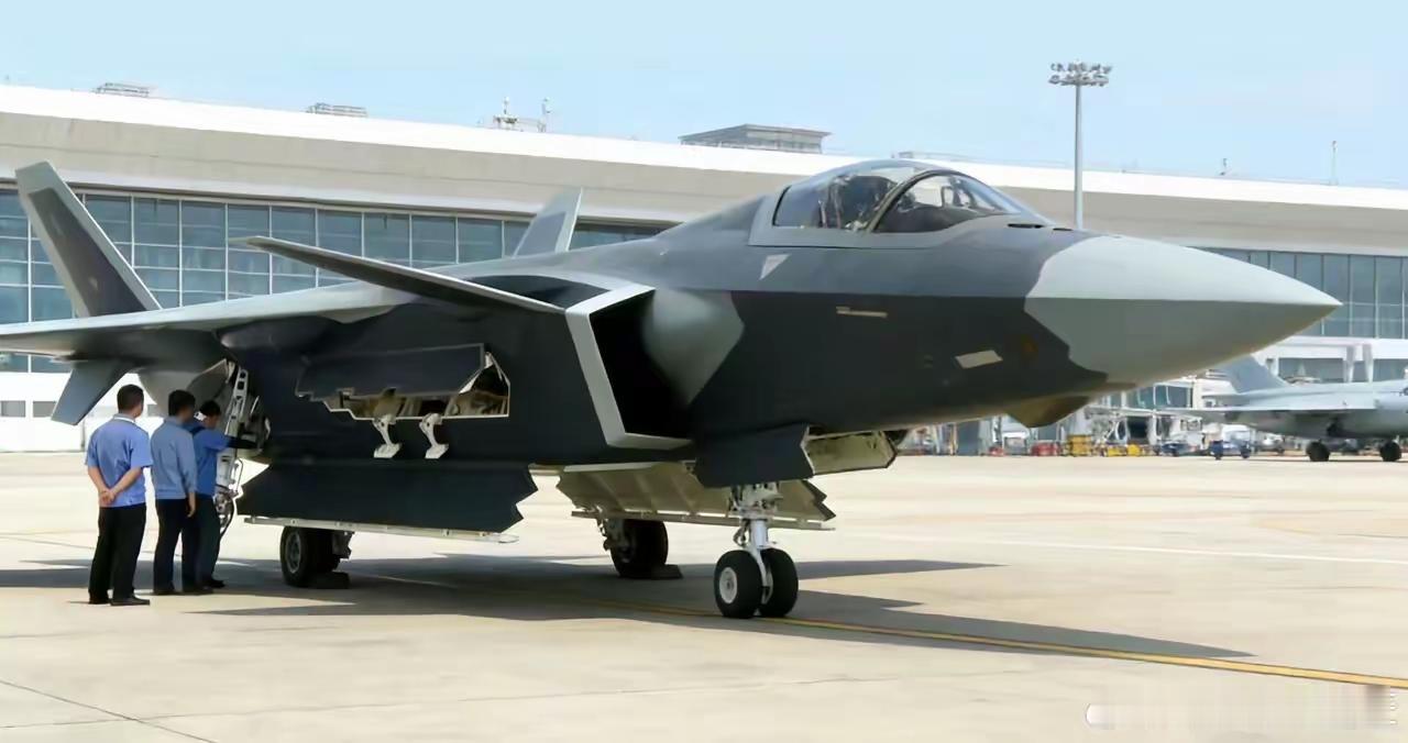 歼20:你先过了我大爷歼10这一关再说。歼10:熊玩意，你先跟你爷爷