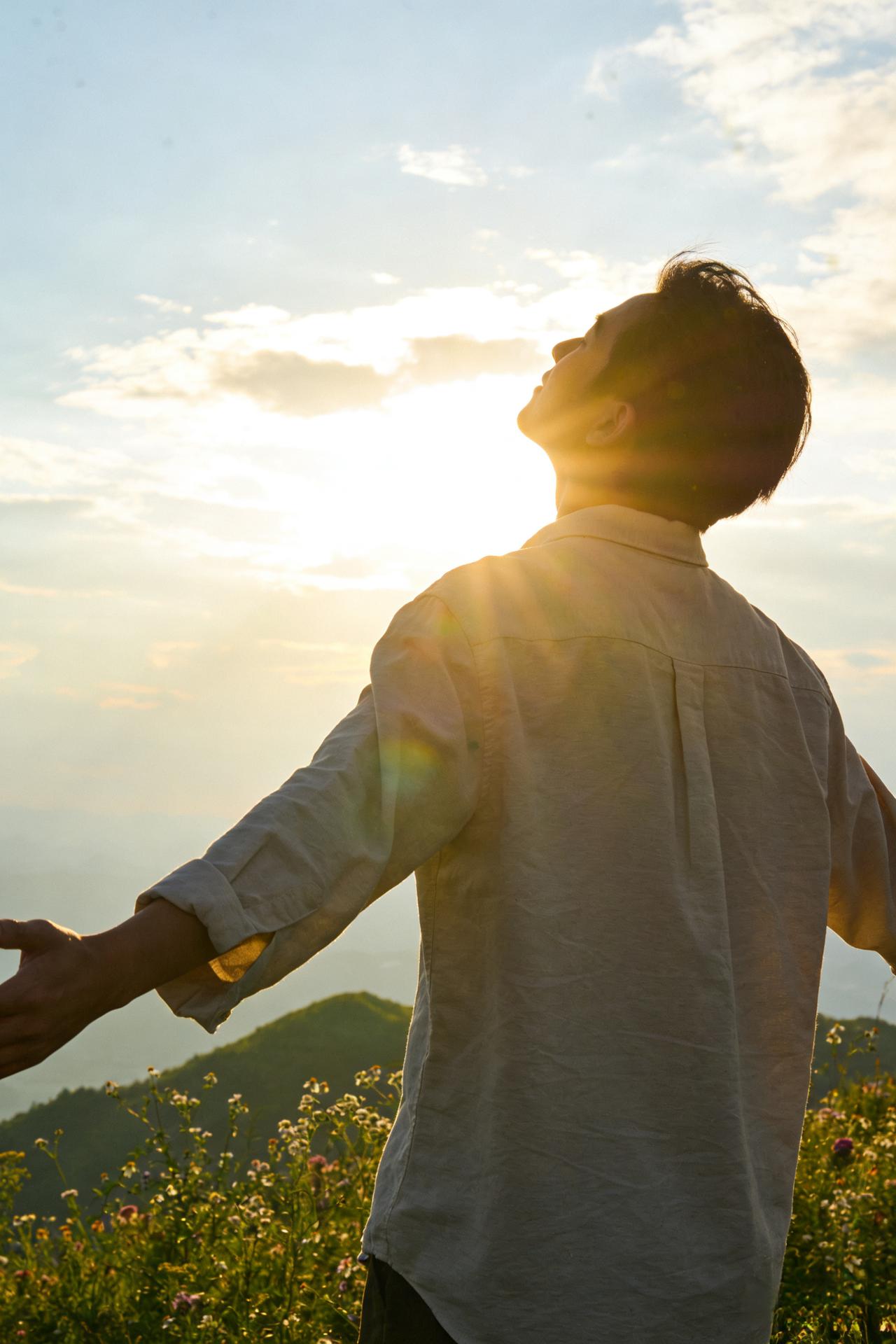 杨绛先生说：“世界是自己的，和别人一点关系都没有。”你看到的世界是什么样子，那