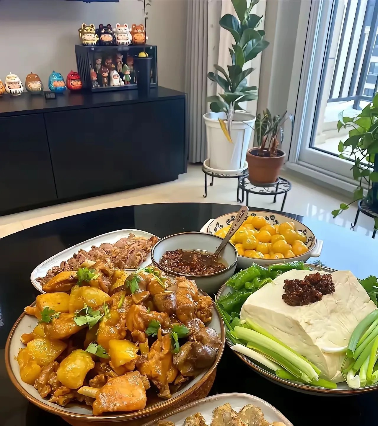 问一下这是哪里的菜系，香菇娘就这样上桌了！还有整块的豆腐，不切不炒也不炖，放